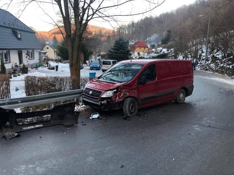 Kolizja w Nowej Bystrzycy. Kierowca busa wpadł w poślizg