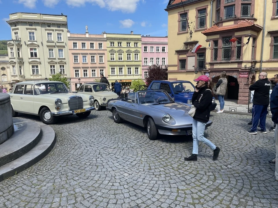 Nowa Ruda. Rynek pełen klasyki -  ósmy zlot zabytkowych pojazdów przyciągnął tłumy