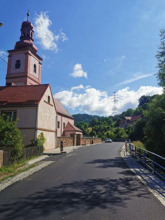 Przebudowa dróg w Nowej Wsi Kłodzkiej i Czerwieńczycach na ukończeniu - Zdjęcie główne