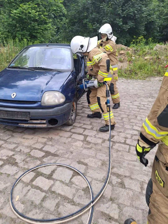 Powiat Kłodzki. 65 druhen i druhów z OSP ratownikami