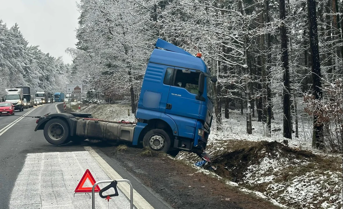 Krajowa Ósemka. Ciężarówka wpadła do rowu [zdjęcia]