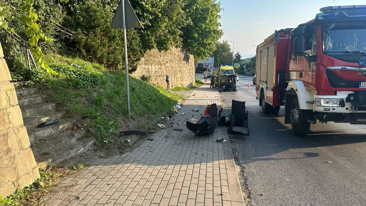 Kłodzko. Uderzył w krawężnik, mur i śmietnik