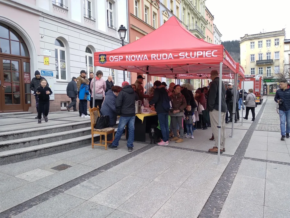 Nowa Ruda. Był poczęstunek i świąteczne życzenia [galeria] - Zdjęcie główne