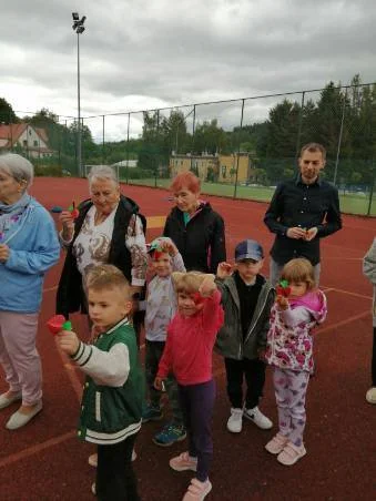 Seniorzy kontra dzieci – międzypokoleniowe zawody sportowe w Polanicy-Zdroju [galeria]