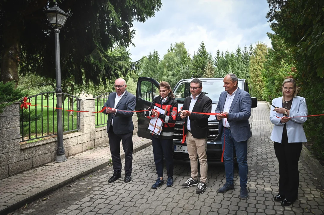 Kłodzko. Nowy samochód wart blisko 200 tys. zł dla Domu Dziecka dzięki Polskiemu Czerwonemu Krzyżowi [zdjęcia]