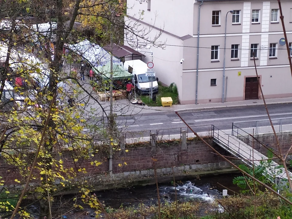 Nowa Ruda. Mieszkańcy nie mogą doczekać się przejścia dla pieszych na ulicy Fredry - Zdjęcie główne