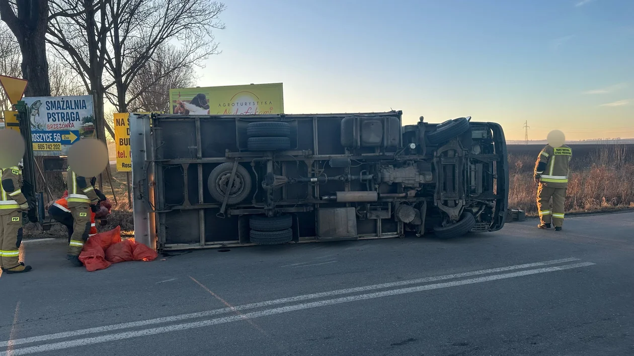 Krajowa ósemka. Auto przewróciło się na bok [zdjęcia]