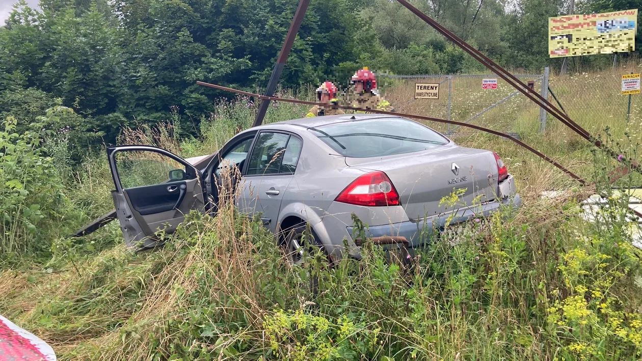 Nowa Ruda. Wpadł w poślizg i uderzył w stojący billboard. Wcześniej uderzył w inne auto