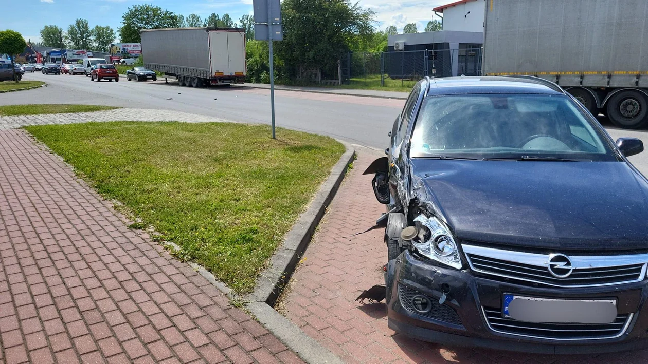 Kłodzko. Zderzenie na ul. Objazdowej. Jedna osoba trafiła do szpitala [zdjęcia]