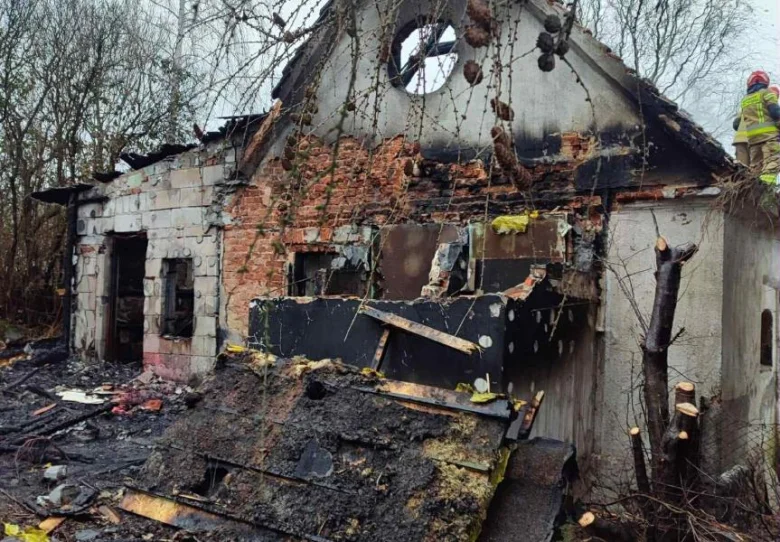 Pożar budynku gospodarczego w Kluczowej. Strażacy walczyli z ogniem ponad trzy godziny - Zdjęcie główne
