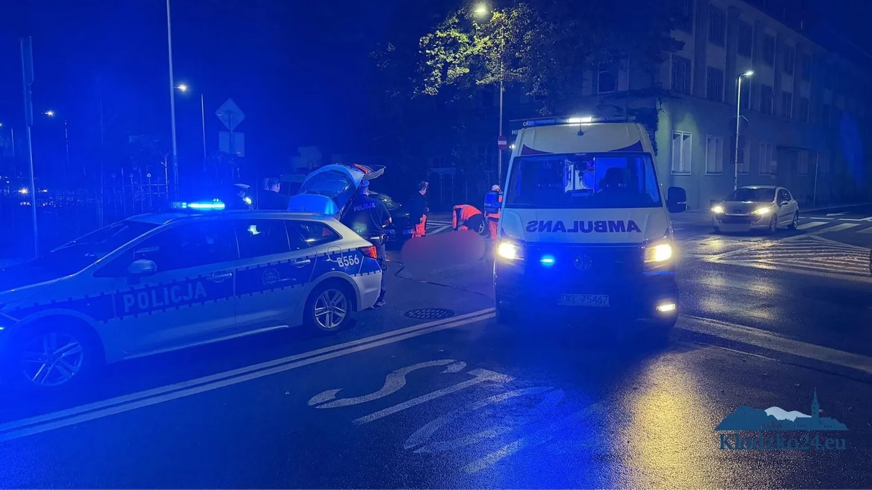 Pieszy potrącony przez Volkswagena Beetle w Kłodzku. Został zabrany do szpitala - Zdjęcie główne