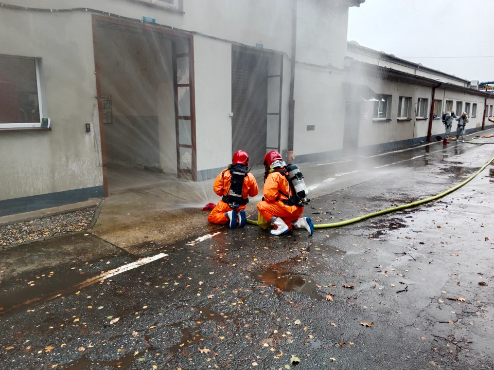 Bystrzyca Kłodzka. Ćwiczenia strażaków na terenie zakładu Mondi