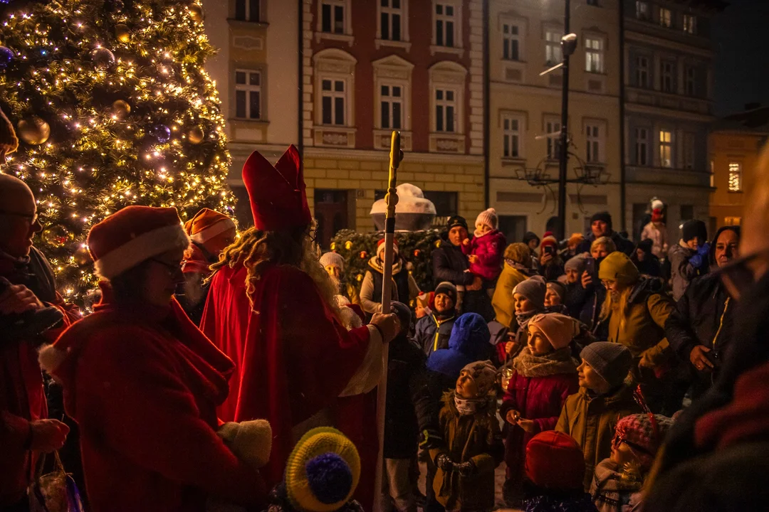 Lądek-Zdrój. Wspólne odpalenie lampek na choince i wizyta Świętego Mikołaja