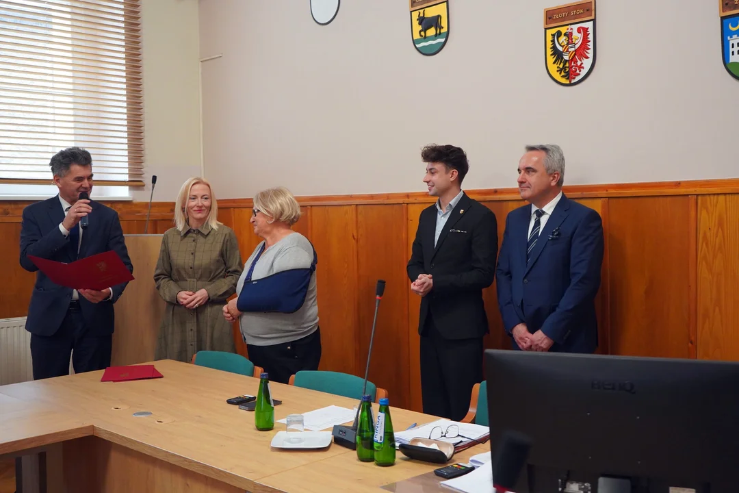Sesja Rady Powiatu Ząbkowickiego: nagrody dla uczniów i ważne decyzje finansowe [galeria]