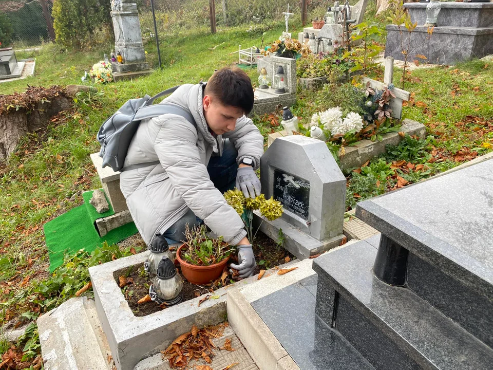 Nowa Ruda. Niesamowity gest uczniów NST przed Świętem Zmarłych uczcili pamięć bohaterów [galeria]