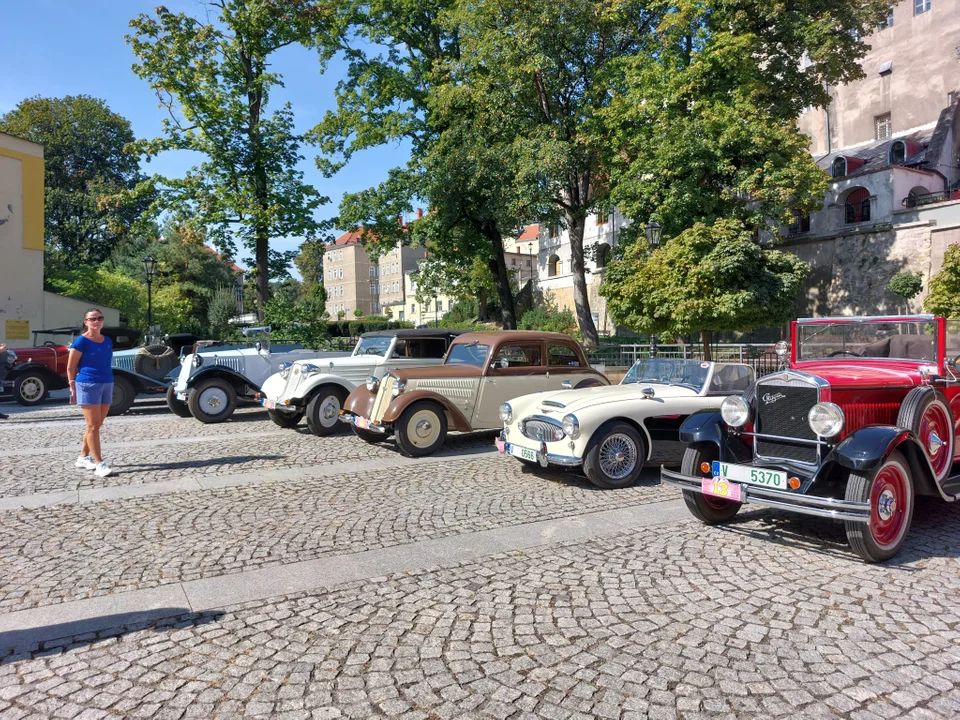 Kłodzko. Zjazd zabytkowych samochodów na placu Miast Partnerskich