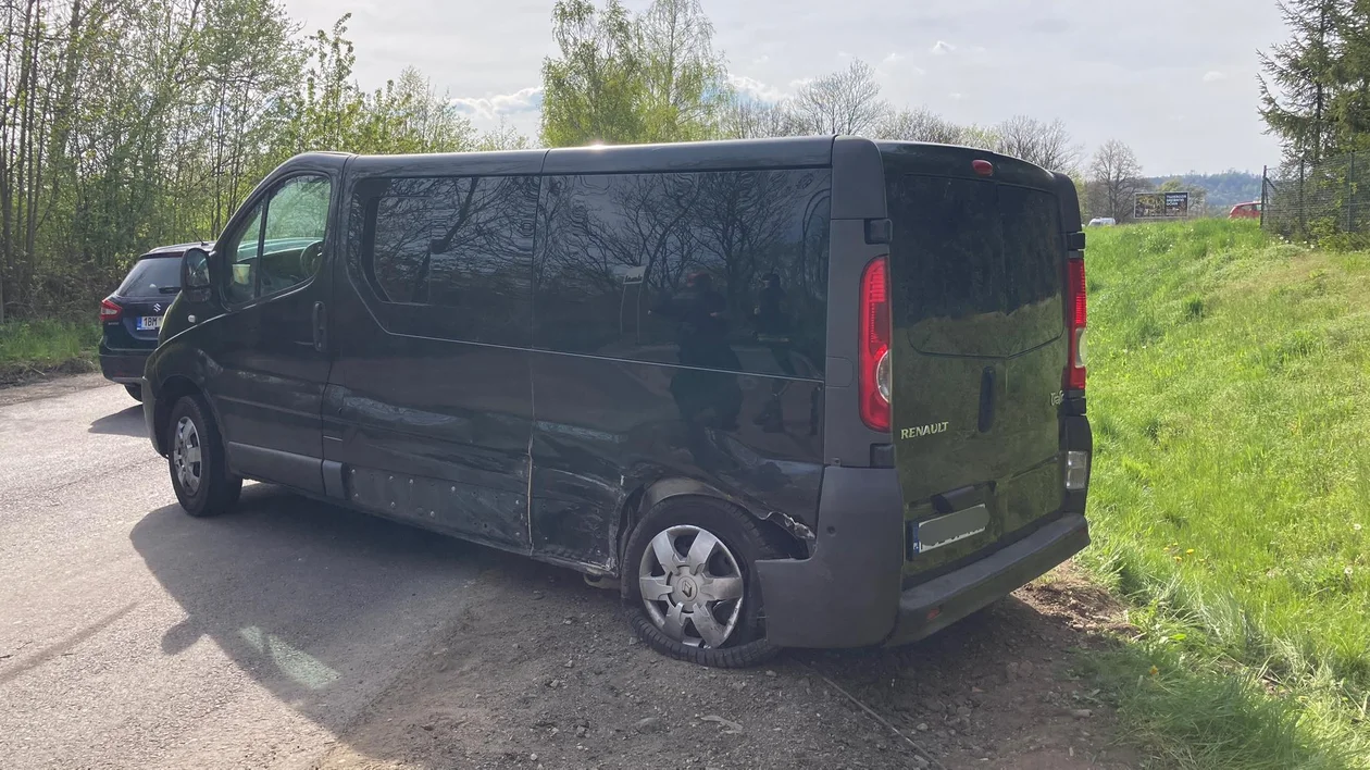 Gmina Kłodzko. Zderzenie opla i busa w Gołogłowach. Dwie osoby trafiły do szpitala