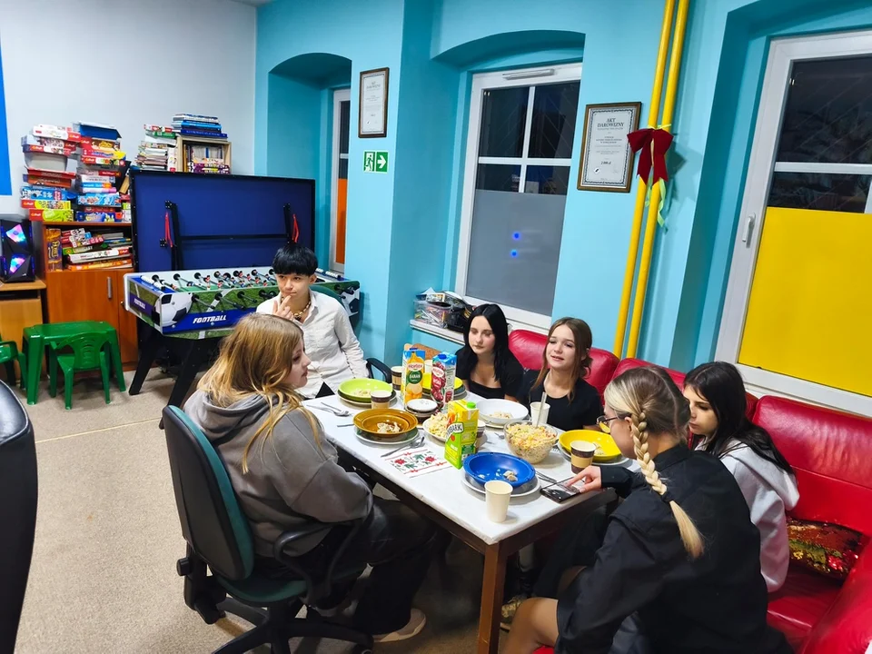 Nowa Ruda. Wigilia w świetlicy Fundacji „Ratujmy Uśmiech Dziecka”. Było kolędowanie i tradycyjne potrawy [galeria]