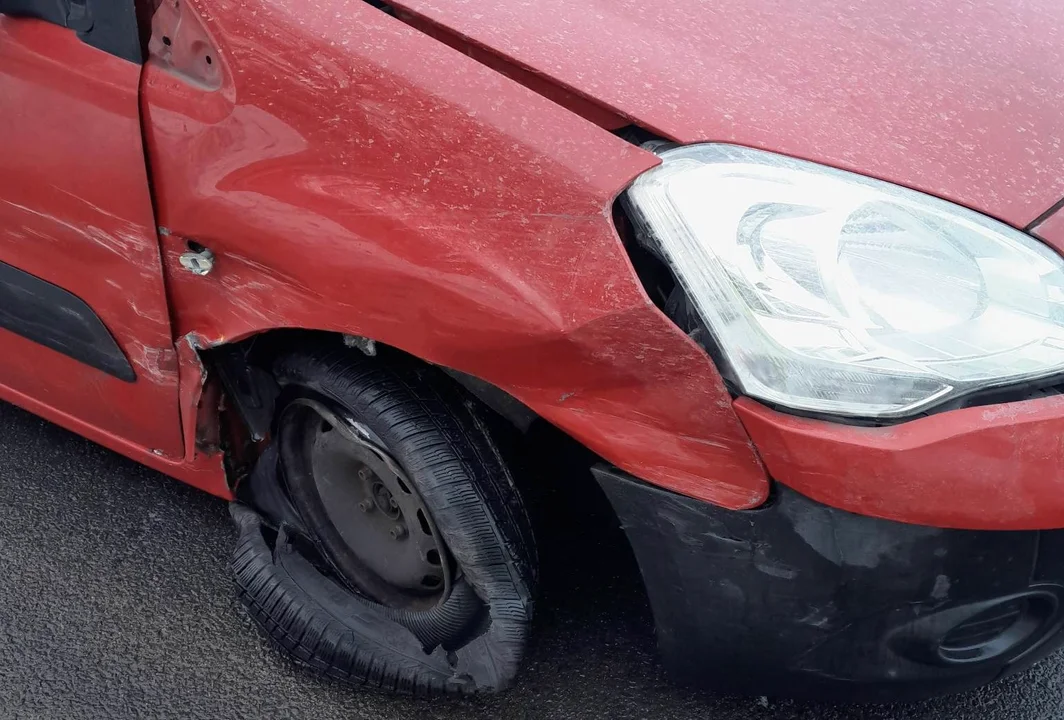 Zderzenie Audi i Citroena na skrzyżowaniu ul. Legnickiej z DK8 FOTO