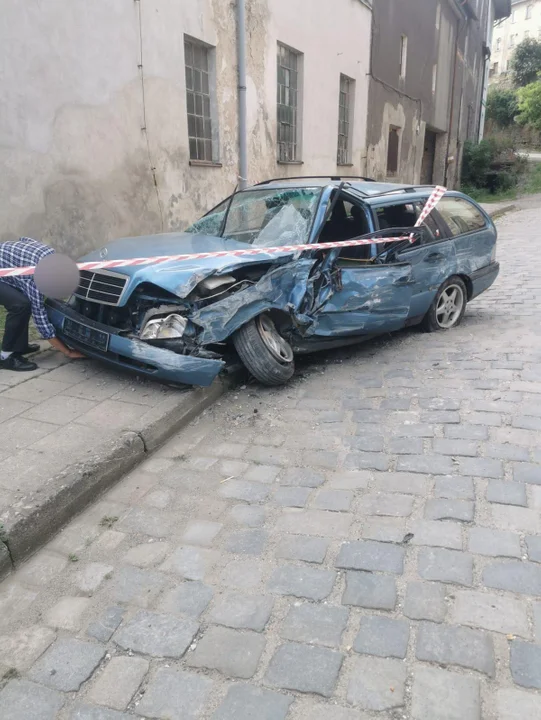 Bystrzyca Kłodzka. Pijany kierowca staranował zaparkowane przy ulicy auto