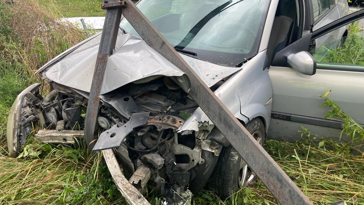 Nowa Ruda. Wpadł w poślizg i uderzył w stojący billboard. Wcześniej uderzył w inne auto