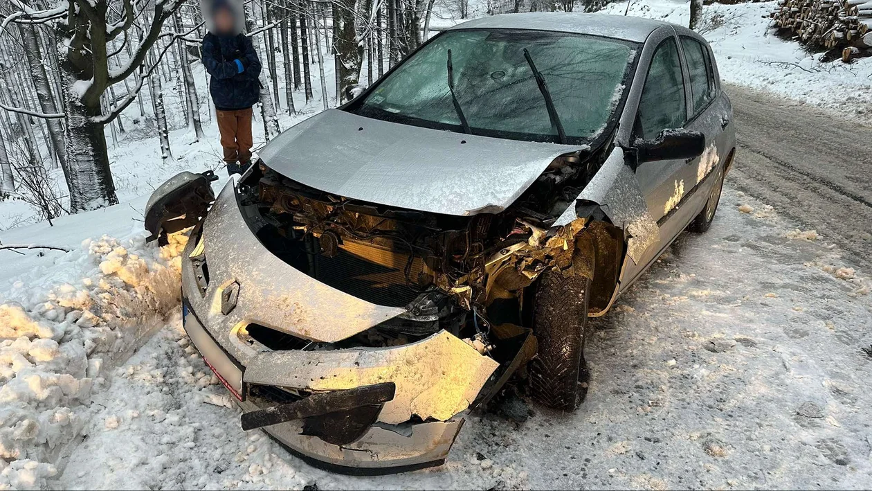 Porzucił auto i uciekł z miejsca zdarzenia, zostawiając matkę z dzieckiem bez pomocy [galeria] - Zdjęcie główne