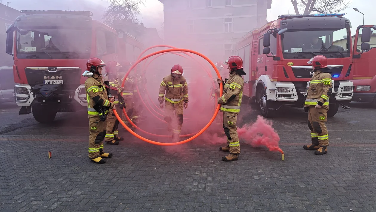 Symboliczna ostatnia zmiana służby. Strażacy z pompą pożegnali kolegów