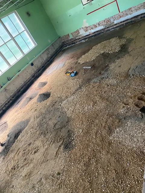 Trwa odbudowa po powodzi w hali sportowej w Kłodzkiej Szkole Przedsiębiorczości [zdjęcia]