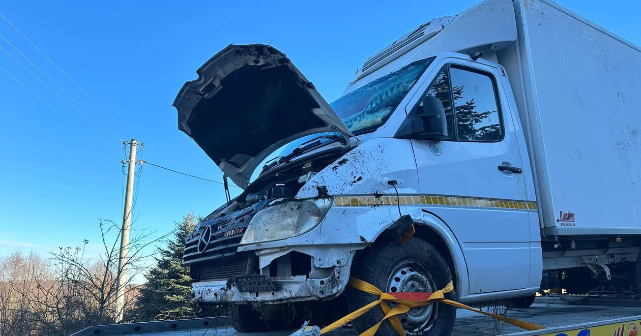 Bus chłodnia dachował na drodze miedzy Polanicą-Zdrój, a Chocieszowem