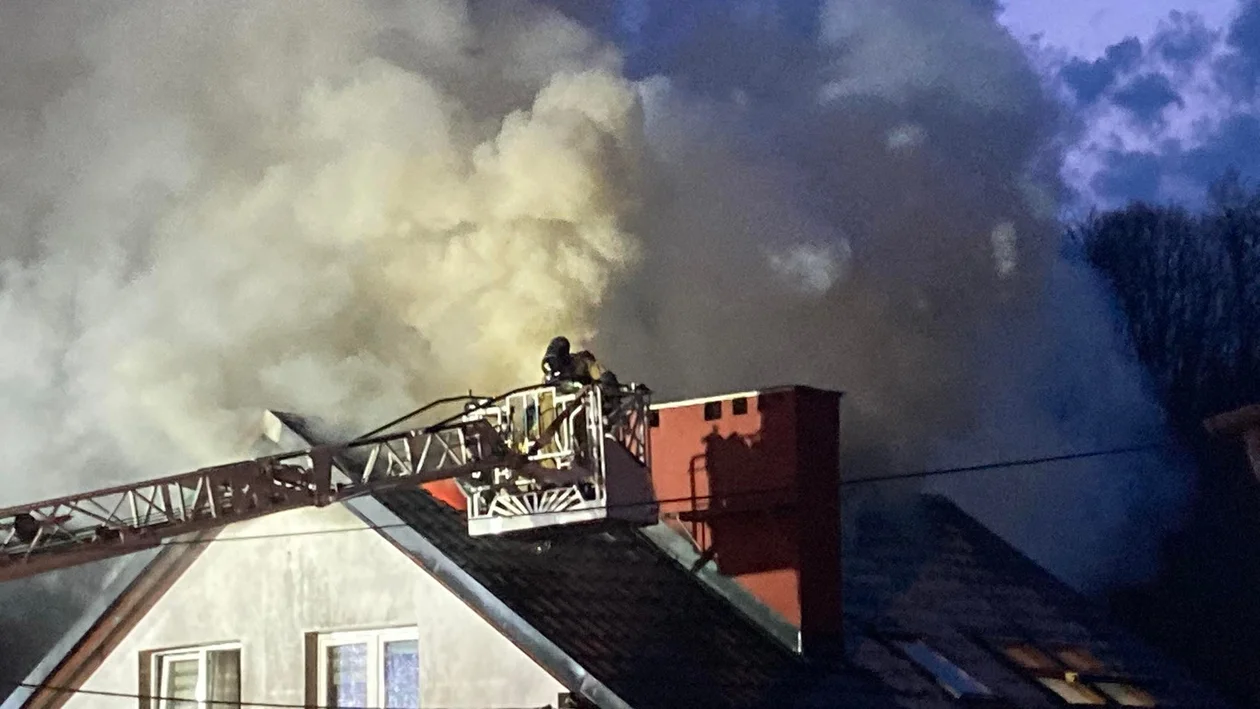 Pożar domu w Droszkowie. Z ogniem walczyło 12 zastępów straży pożarnej