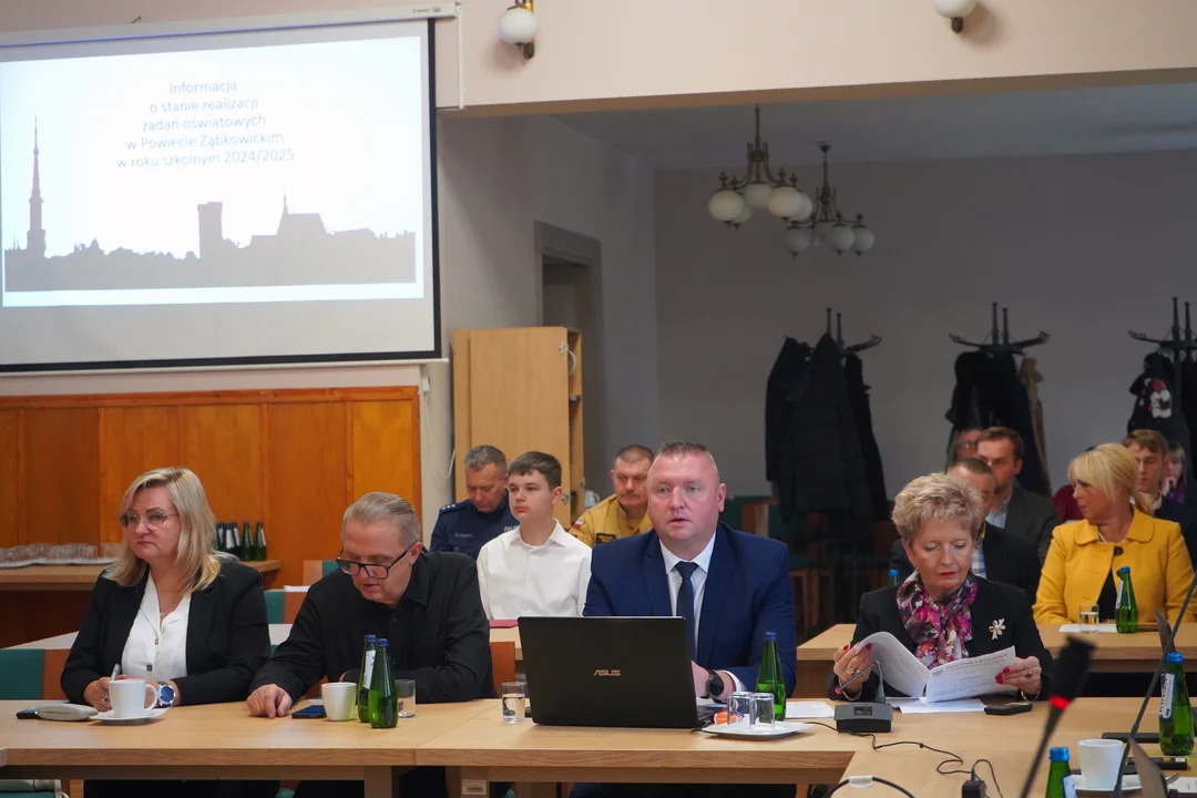 Sesja Rady Powiatu Ząbkowickiego: nagrody dla uczniów i ważne decyzje finansowe [galeria]