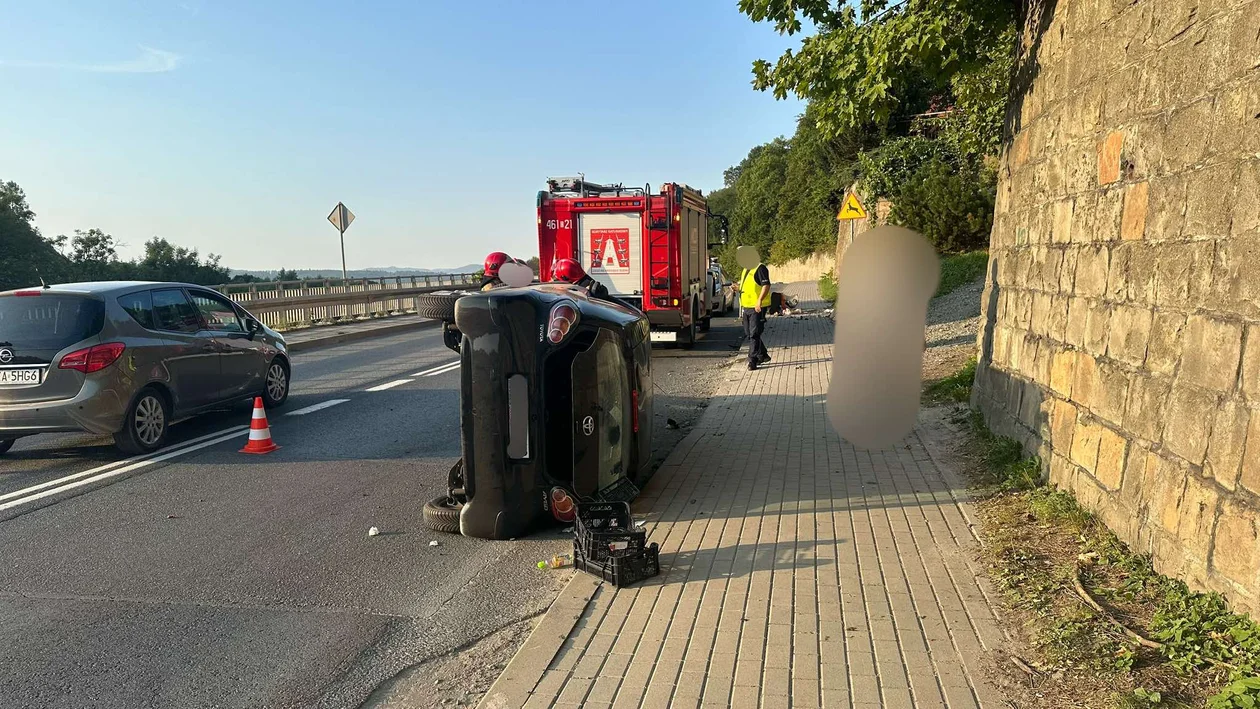 Kłodzko. Uderzył w krawężnik, mur i śmietnik