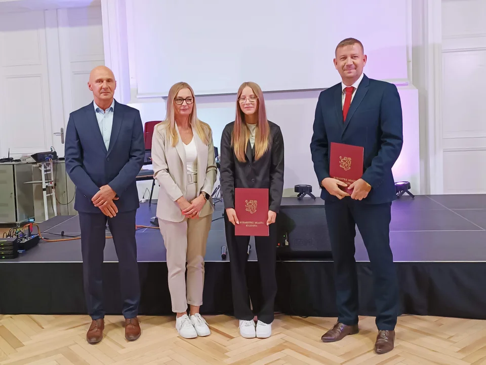 Wręczono stypendia „Leonardo” dla uzdolnionych uczniów kłodzkich szkół [galeria]