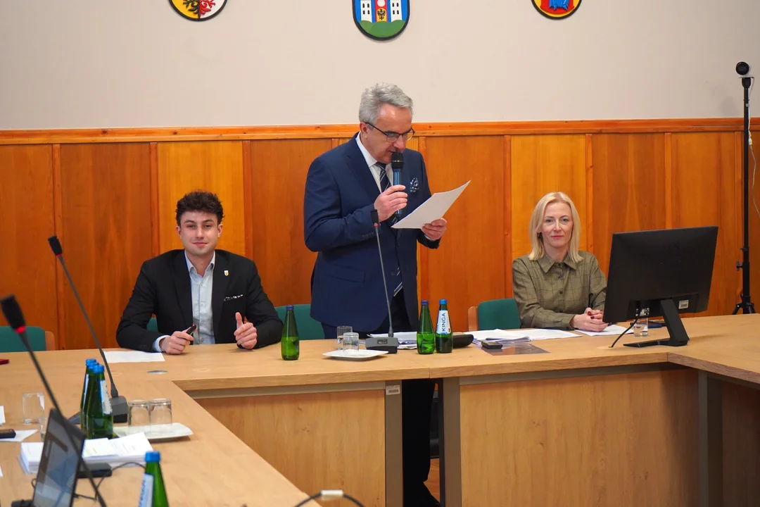 Sesja Rady Powiatu Ząbkowickiego: nagrody dla uczniów i ważne decyzje finansowe [galeria]