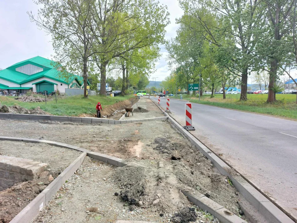 Kłodzko. Nowa ścieżka pieszo-rowerowa ma być gotowa do czerwca [zdjęcia]