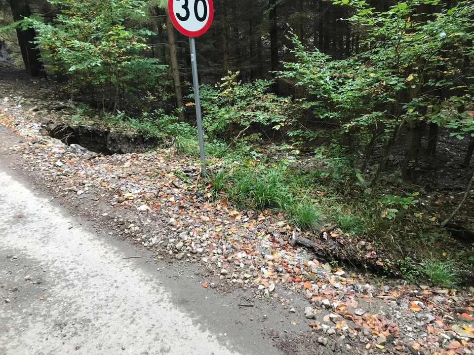 Okolice pękniętej tamy dwa tygodnie po przejściu fali powodziowej [zdjęcia]