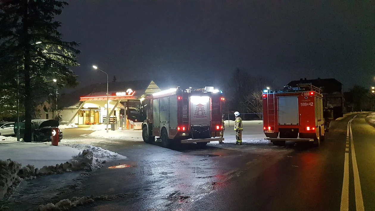 Złoty Stok. Pożar samochodu przy stacji paliw