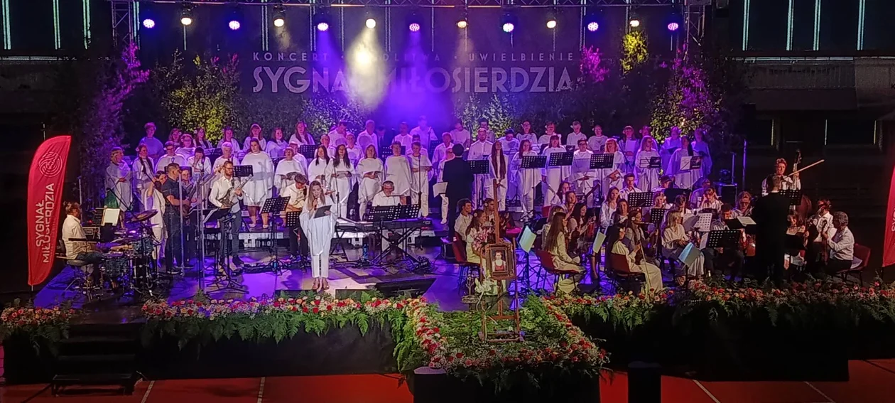 NOWA RUDA. Za nami Sygnał Miłosierdzia 2026. Ponad 100 wykonawców, modlitwa i wspólny śpiew [ZDJĘCIA] - Zdjęcie główne