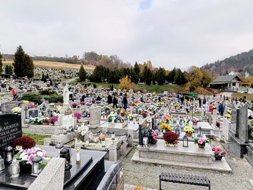 Nowa Ruda. Dzisiaj obchodzimy Dzień Wszystkich Świętych. Na cmentarzach zapłonęły tysiące zniczy - Zdjęcie główne