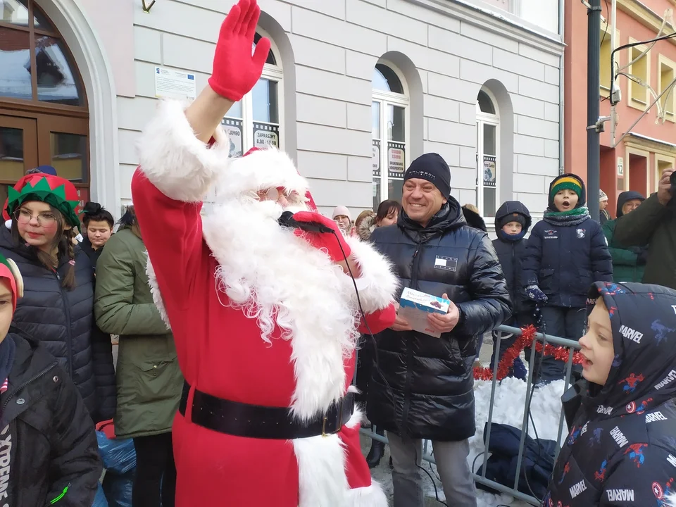 Mikołaj w Nowej Rudzie. Dzieci zachwycone gościem, który rozdawał paczki