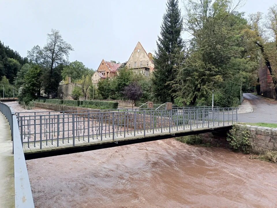 Nowa Ruda. Opada woda w Woliborce i Włodzicy [galeria]