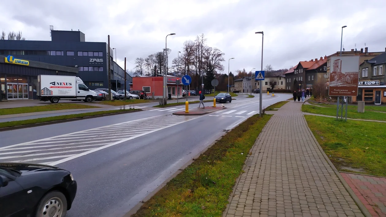 Nowa Ruda. Wymiana uszkodzonych latarni ulicznych w Drogosławiu