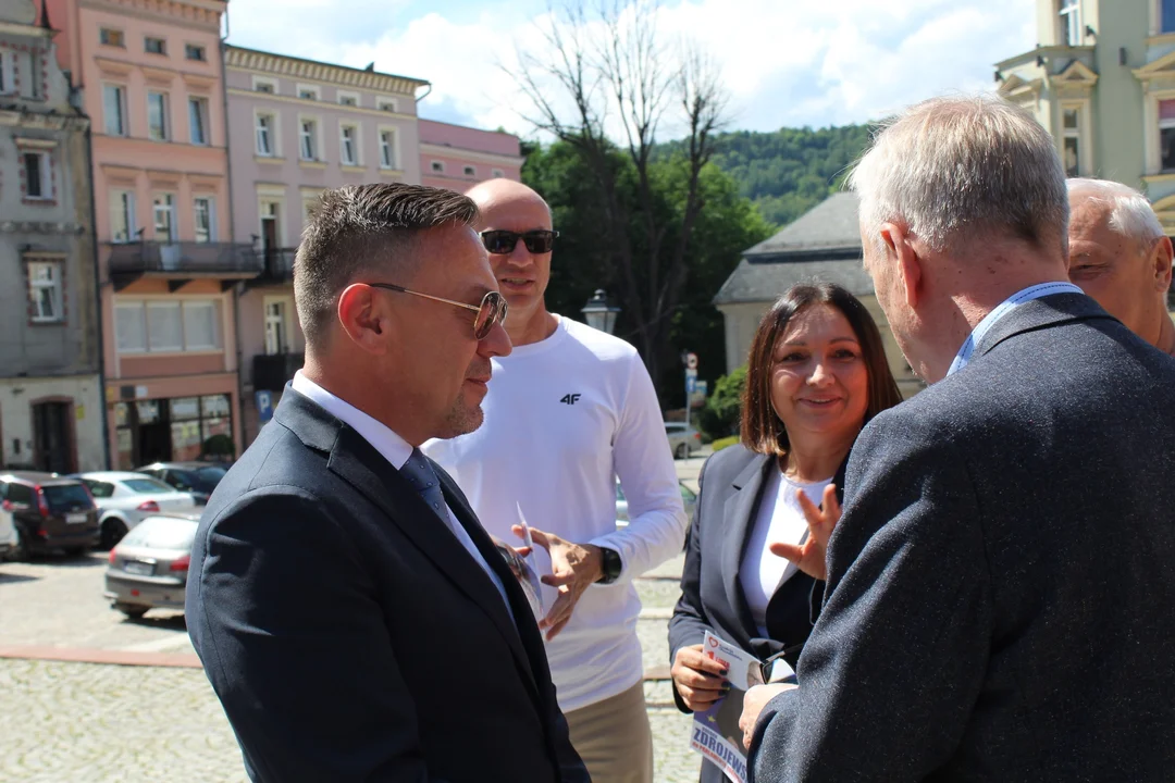 Wybory do Parlamentu Europejskiego. Jedynka z listy KO w Nowej Rudzie. Burmistrz zachęca do wzięcia udziału w wyborach