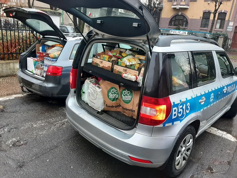 Ząbkowiccy policjanci zorganizowali zbiórkę dla dzieci z Zakładu Leczniczo - Opiekuńczego w Piszkowicach.