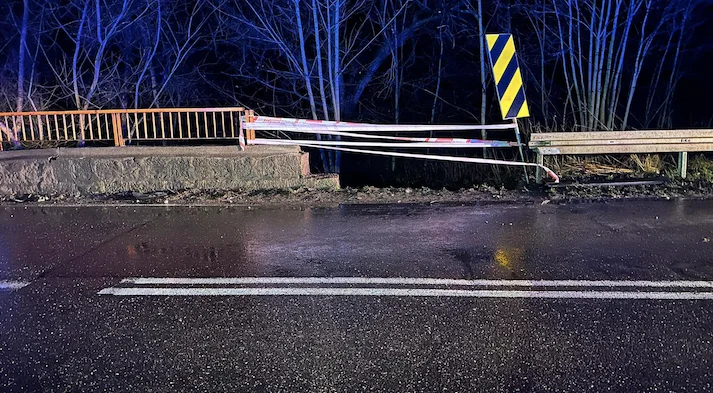 Ścinawka Średnia. Kobieta wpadła w poślizg i uderzyła w kamienny most