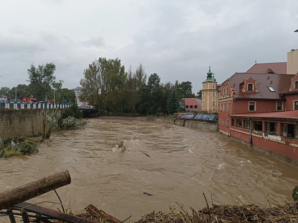 Kłodzko. W deszczu usuwają skutki powodzi [zdjęcia]