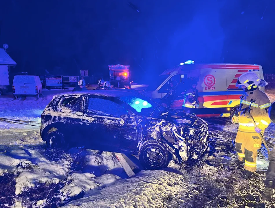 Gmina Szczytna. Zderzenie piaskarki z osobowym volkswagenem. 44 -latek trafił do szpitala [zdjęcia] - Zdjęcie główne