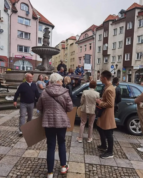 Ani Jednej Więcej - manifestacja pod kłodzkim Ratuszem