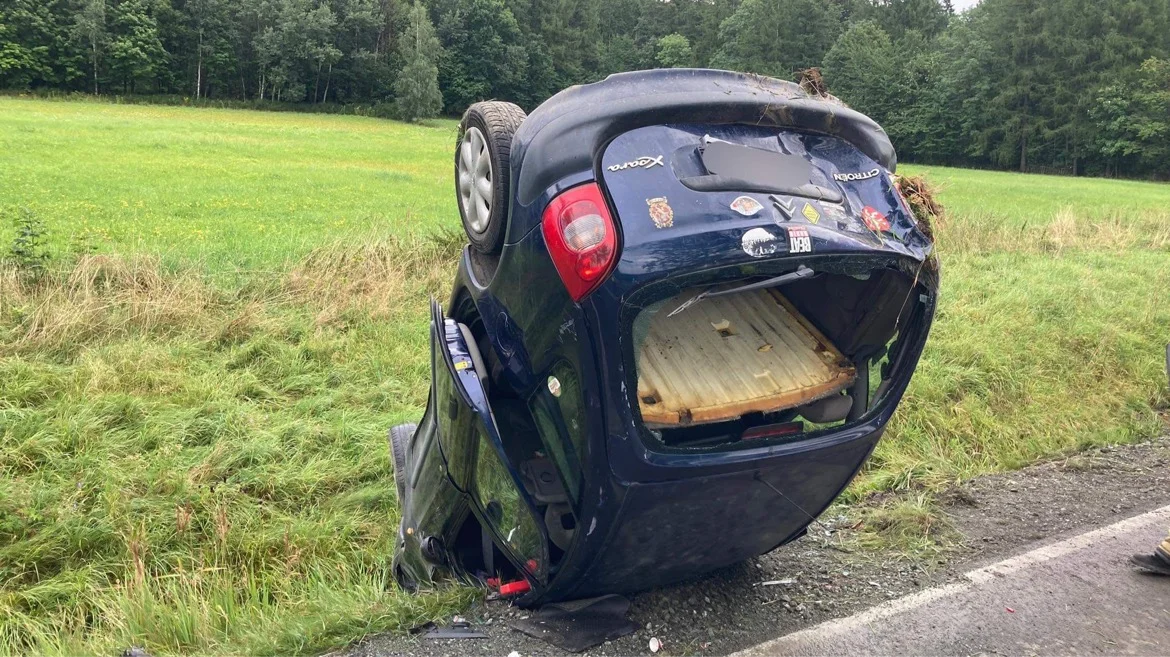 Podzamek. Auto wpadło do rowu, zatrzymując się na dachu