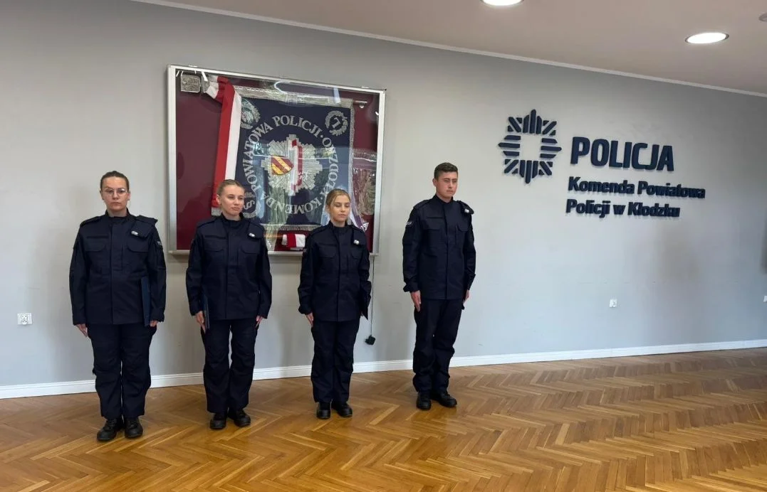 „Strzec bezpieczeństwa państwa i jego obywateli nawet z narażeniem życia” – nowi policjanci złożyli ślubowanie w Kłodzku